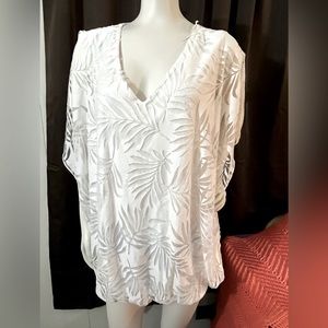 Ladies Chacha Vente Blouse,2X, lines solid white, short sleeve, very pretty